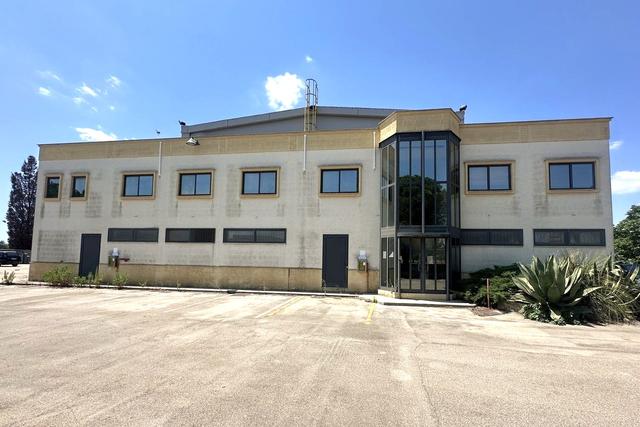 #2639836 Opificio con uffici e cortile privato (part 256) in vendita - foto 1