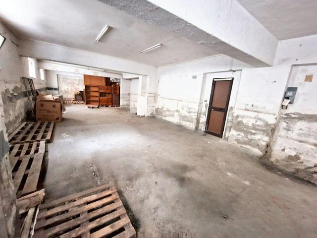 Magazzini in vendita