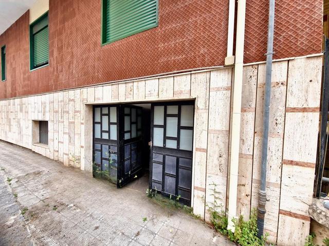 Magazzini in vendita