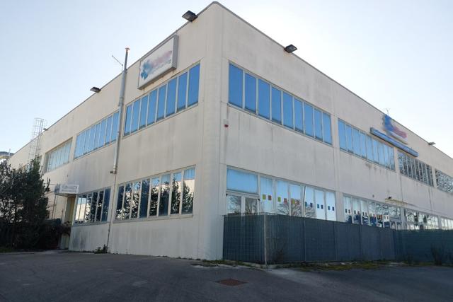#25747 In vendita o locazione commerciale ufficio su due piani con corte esclusiva in vendita - foto 3