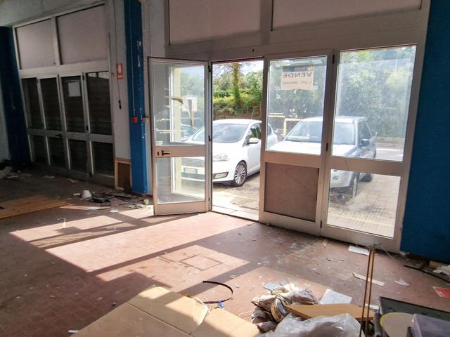 Magazzini in vendita