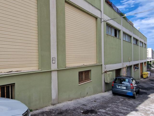 Magazzini in vendita