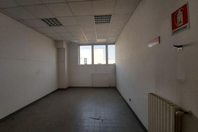 #14879 Capannone con uffici e cabina elettrica in vendita - foto 3