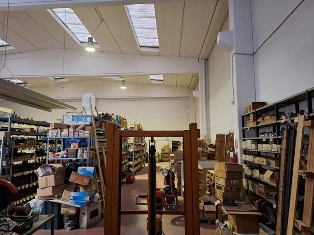 Magazzini in vendita