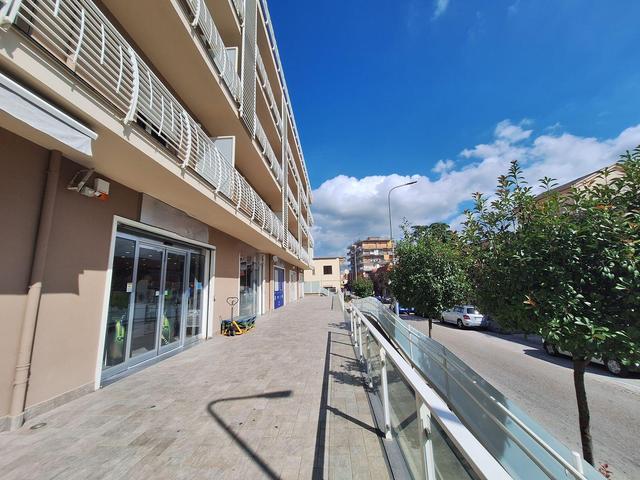 Negozi in vendita