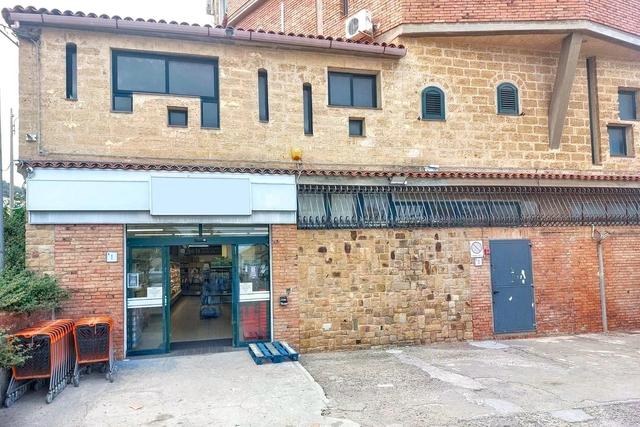 #2537367 Negozio con corte in edificio polifunzionale in vendita - foto 1