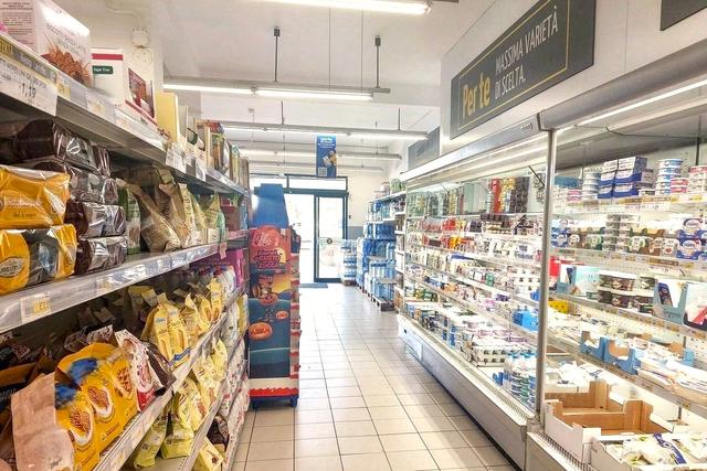 #2537367 Negozio con corte in edificio polifunzionale in vendita - foto 2