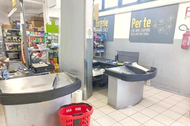 #2537367 Negozio con corte in edificio polifunzionale in vendita - foto 4