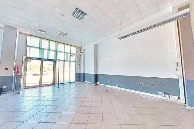 #2536098 Negozio (sub 25) in complesso commerciale in vendita - foto 1