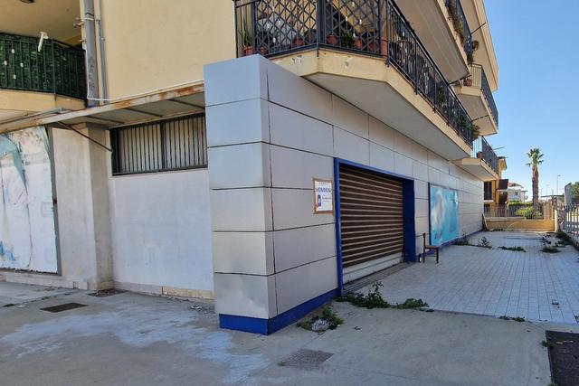 #25764 Negozio con deposito e area esterna in vendita - foto 4