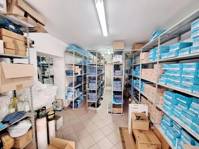 Magazzini in vendita
