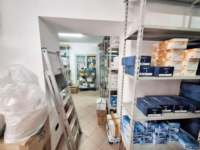 Magazzini in vendita