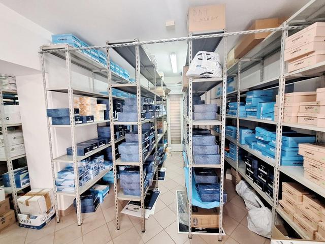 Magazzini in vendita