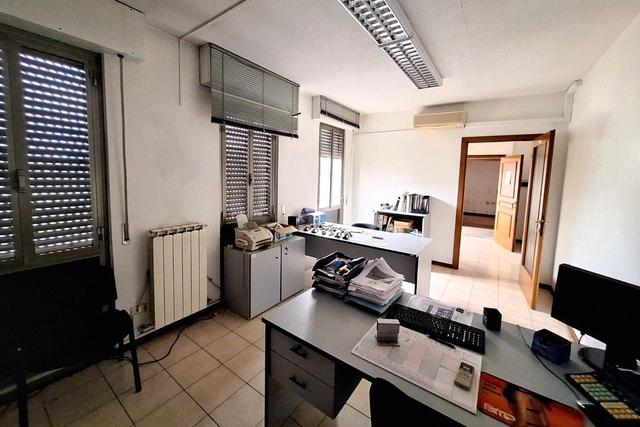 #2638342 Fabbricato industriale con cortile e accessori in vendita - foto 4