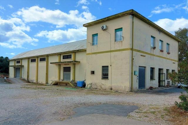 #20405 Complesso artigianale con cortile e pertinenze in vendita - foto 1
