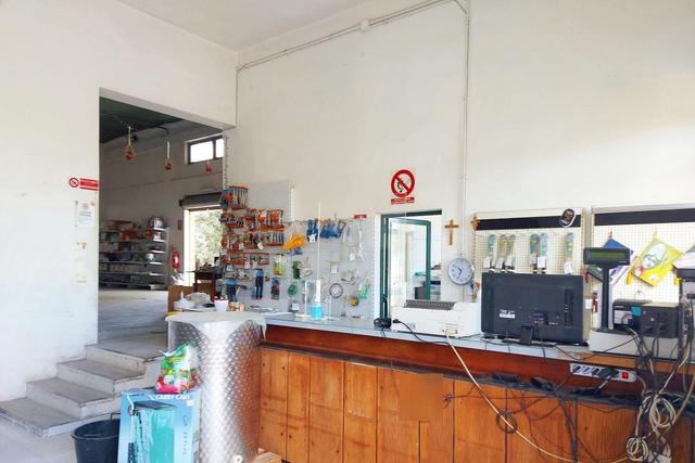 #20405 Complesso artigianale con cortile e pertinenze in vendita - foto 2