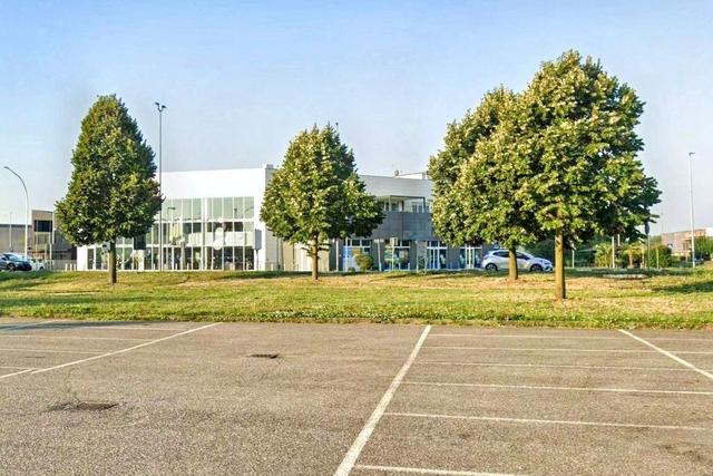 #2537305 Negozio con servizi in edificio polifunzionale in vendita - foto 1