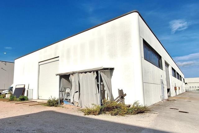 Magazzini in vendita
