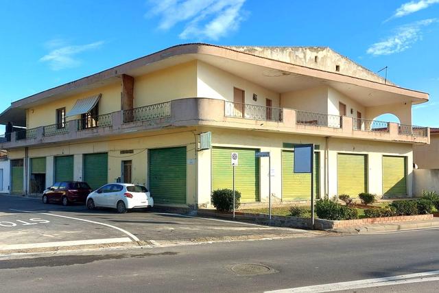 #19433 Complesso commerciale con cortile e pertinenze in vendita - foto 1