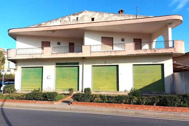 #19433 Complesso commerciale con cortile e pertinenze in vendita - foto 3