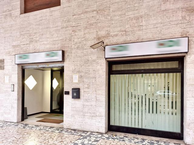 #22999 Ufficio al piano terra con archivio al seminterrato a reddito garantito in vendita - foto 1