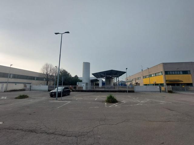 #2639020 Capannone con uffici e ampio piazzale in vendita - foto 2