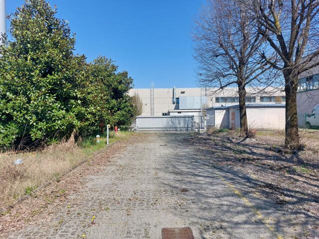 #2639020 Capannone con uffici e ampio piazzale in vendita - foto 3