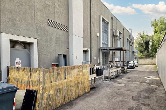 #24951 Porzione di capannone artigianale con corte in vendita - foto 2
