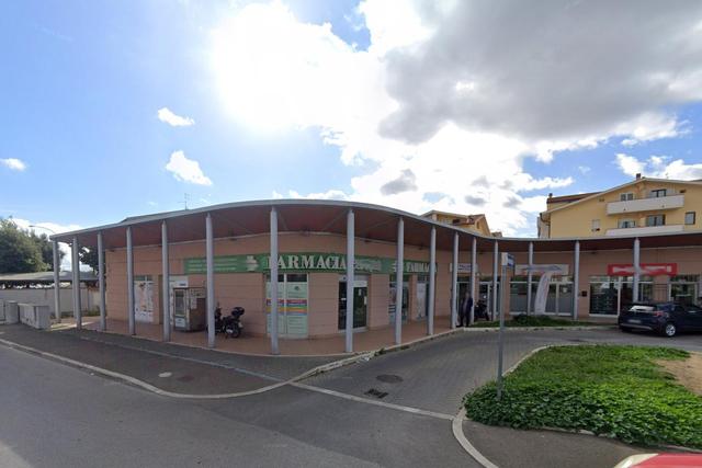 #26137 Negozio con parcheggio e cantina in complesso commerciale in vendita - foto 1