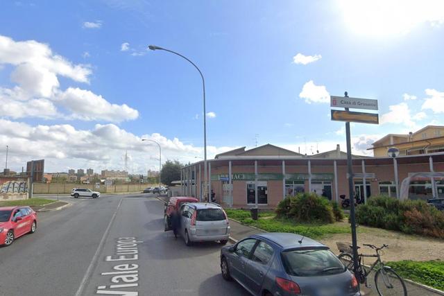 #26137 Negozio con parcheggio e cantina in complesso commerciale in vendita - foto 3