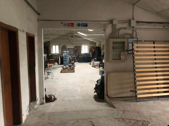 Magazzini in vendita