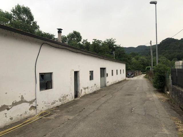 Magazzini in vendita