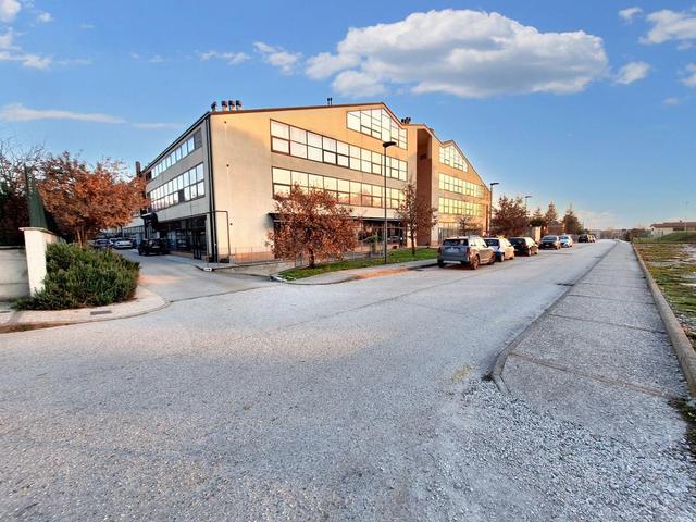 #22982 Locale commerciale con garage (sub 79) in vendita - foto 6