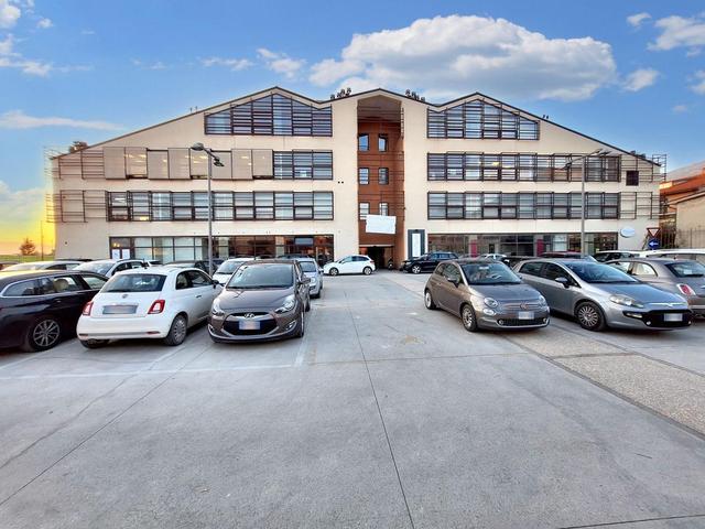 #22982 Locale commerciale con garage (sub 79) in vendita - foto 5