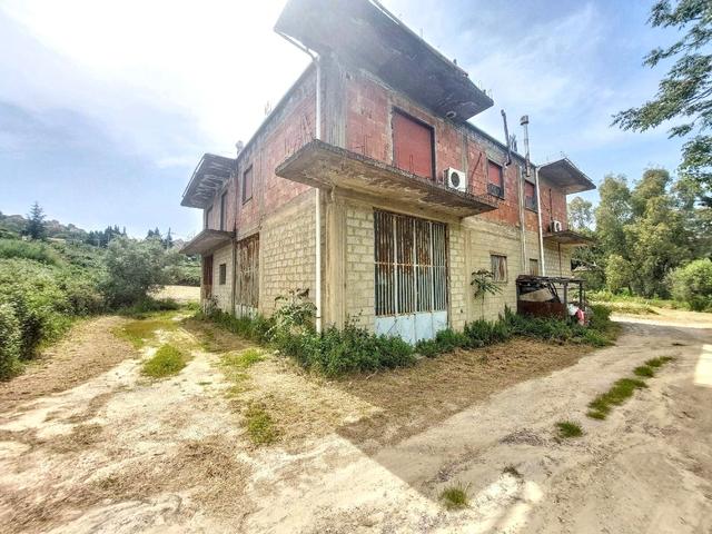 Magazzini in vendita