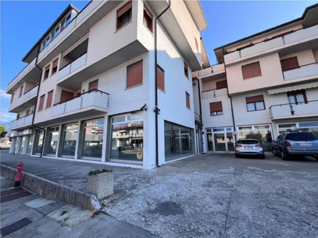 #2639200 Ampio negozio in zona residenziale in vendita - foto 1