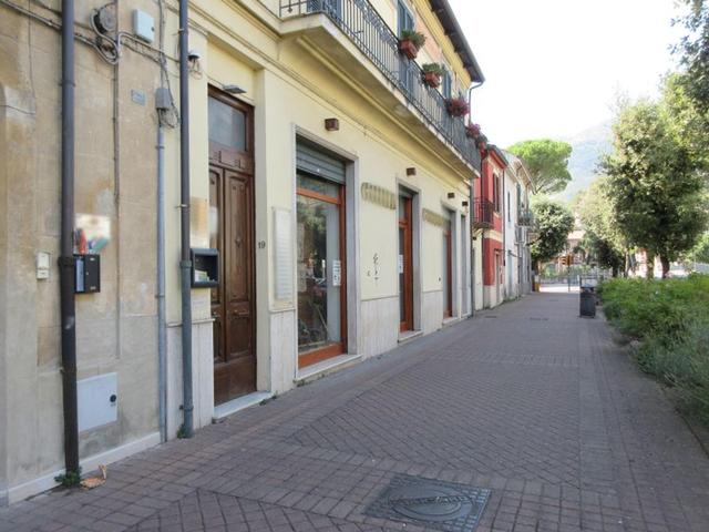 Negozi in vendita