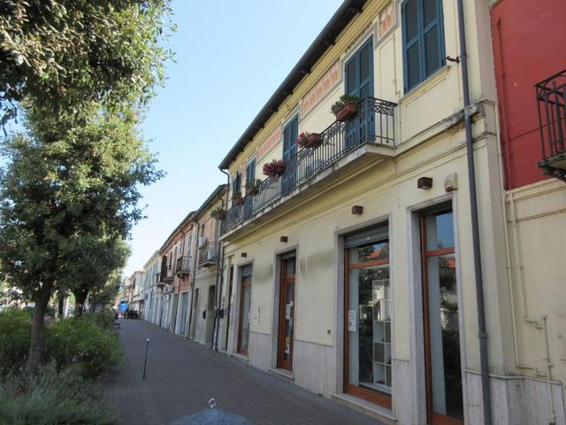 Negozi in vendita