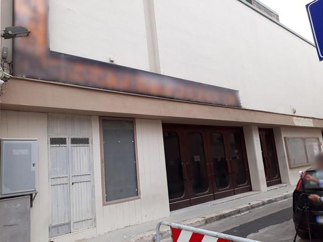 Pubblico spettacolo in vendita