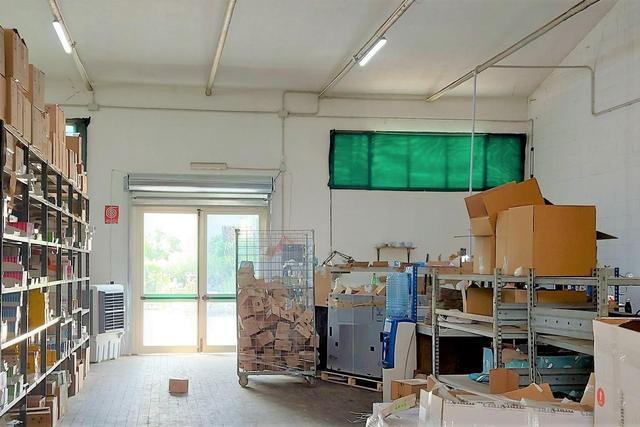 Magazzini in vendita