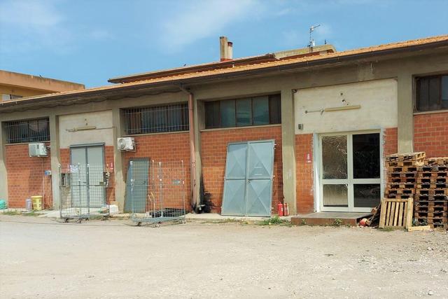 Magazzini in vendita