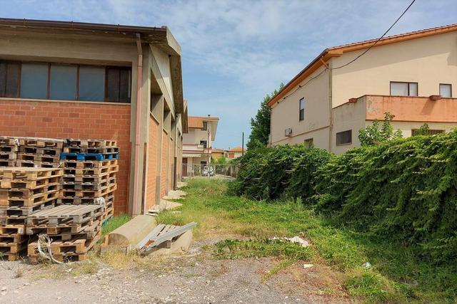 Magazzini in vendita