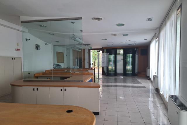 #2536106 Locali di un ex istituto bancario con corte in vendita - foto 2