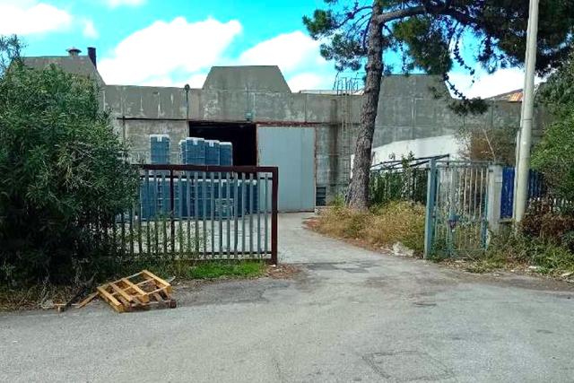#2638619 Opificio uso deposito con pertinenze e cortile in vendita - foto 1