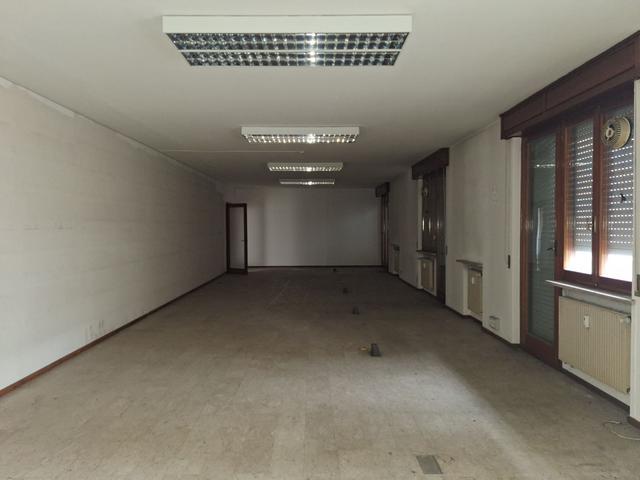 #2638530 Ampio ufficio con cantina e parcheggi di pertinenza in vendita - foto 2