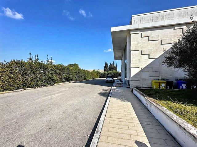 Magazzini in vendita