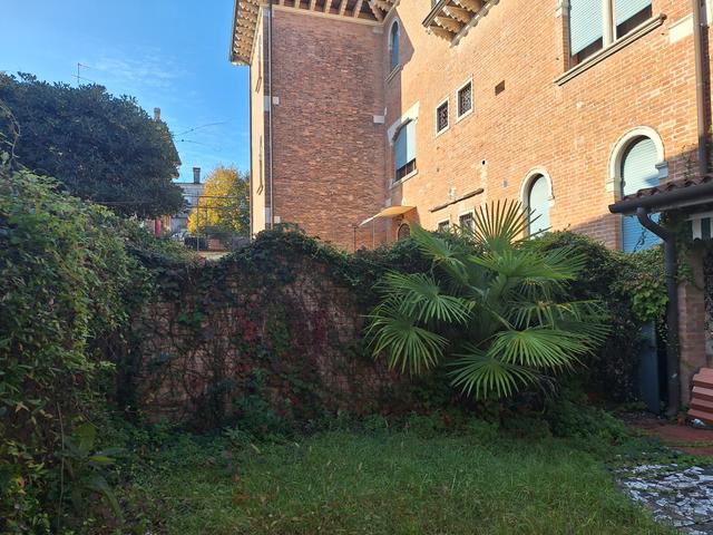 Magazzini in vendita