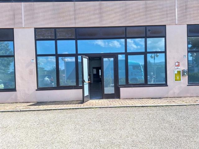 #20500 Locale commerciale e magazzino in vendita - foto 1