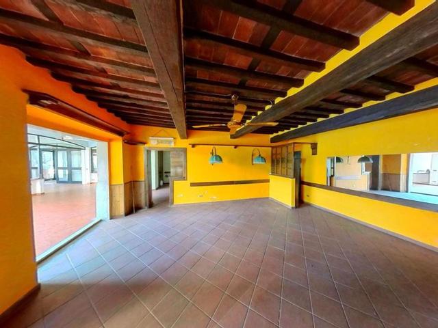 #24699 Locale commerciale con giardino interno in vendita - foto 1