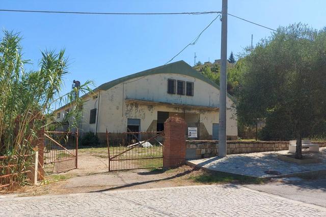 Magazzini in vendita